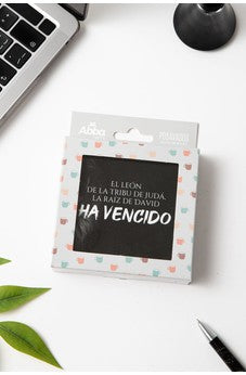 Pack de 6 posavasos con versículos bíblicos. Animales Pack de 6 posavasos en caja a todo color. Cada posavasos lleva un versículo y un diseño diferente. Tamaño de cada posavasos: 100x100 mm.